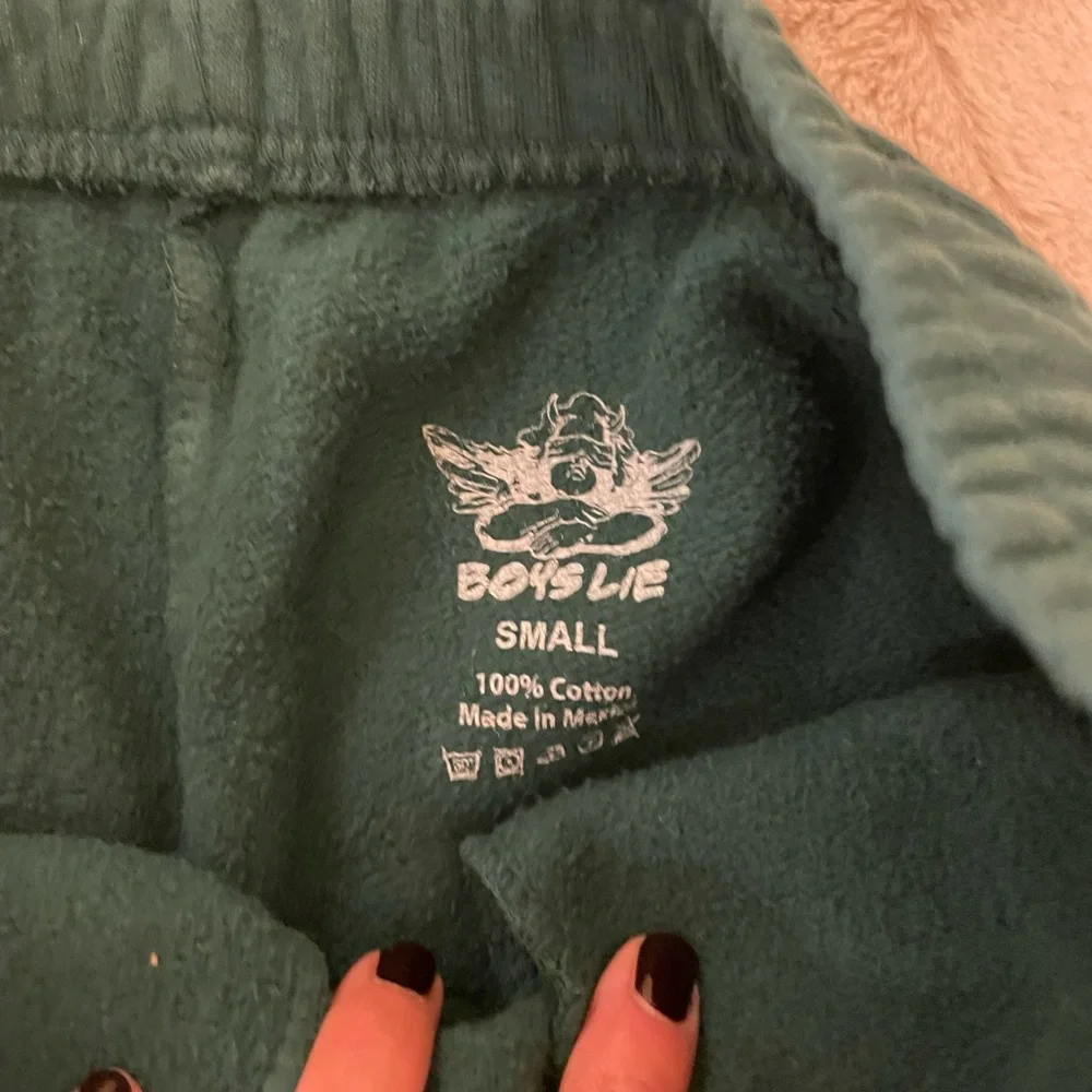boys lie green sweatshorts - Picture 2 of 4